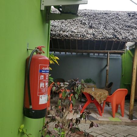 L&J Modern Backpackers Bnb Дар-эс-Саламе Экстерьер фото