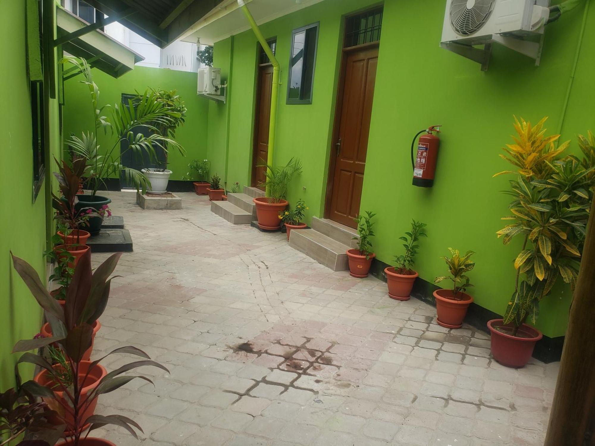 L&J Modern Backpackers Bnb Дар-эс-Саламе Экстерьер фото
