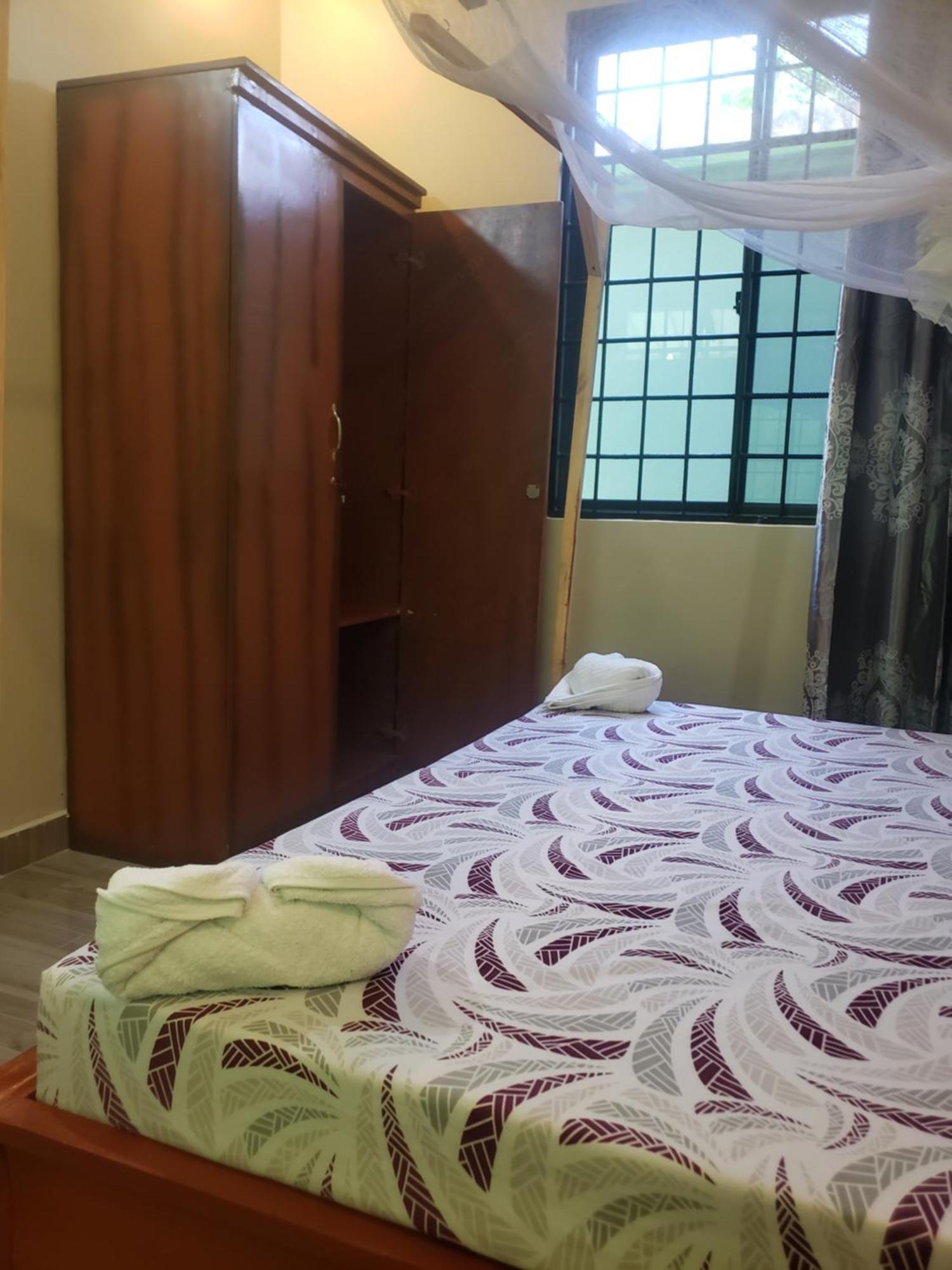 L&J Modern Backpackers Bnb Дар-эс-Саламе Экстерьер фото