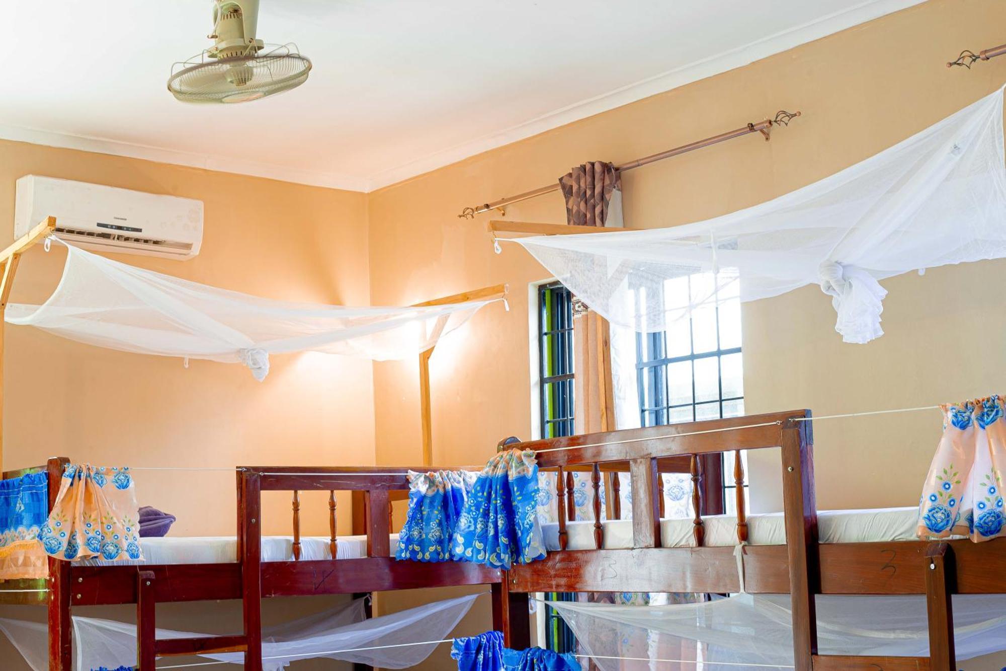 L&J Modern Backpackers Bnb Дар-эс-Саламе Экстерьер фото