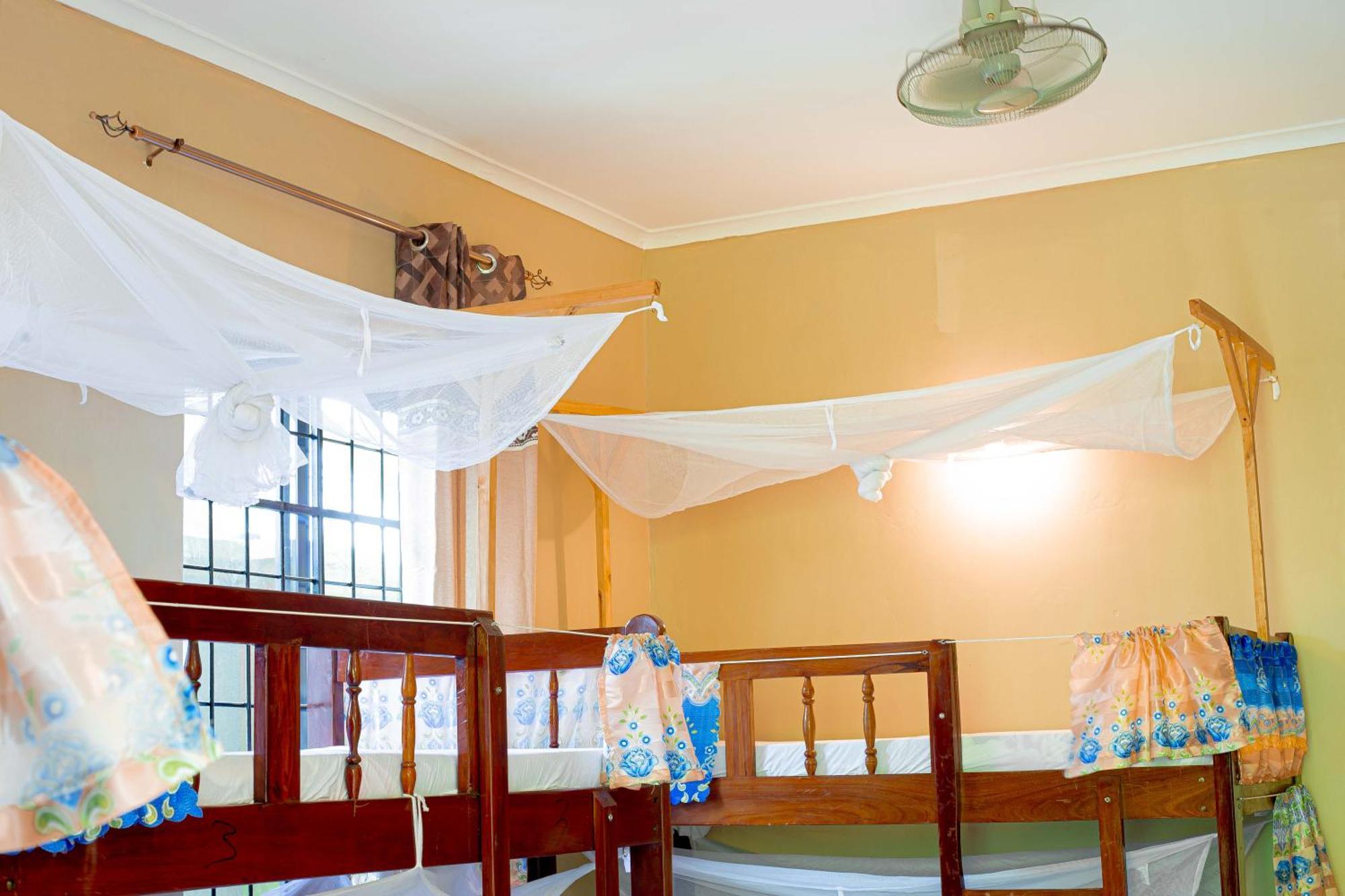 L&J Modern Backpackers Bnb Дар-эс-Саламе Экстерьер фото