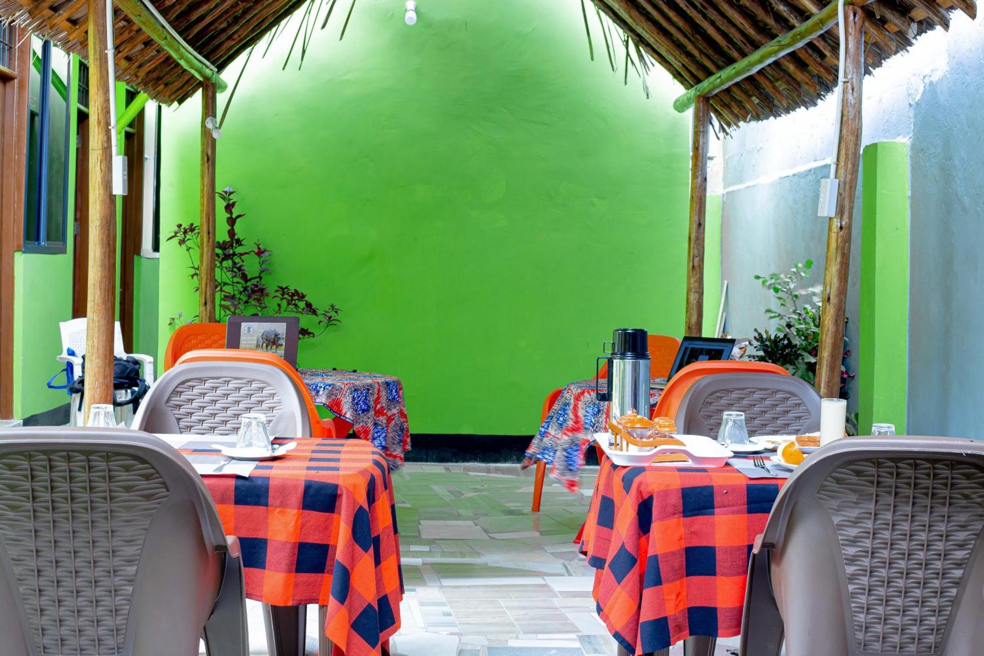 L&J Modern Backpackers Bnb Дар-эс-Саламе Экстерьер фото