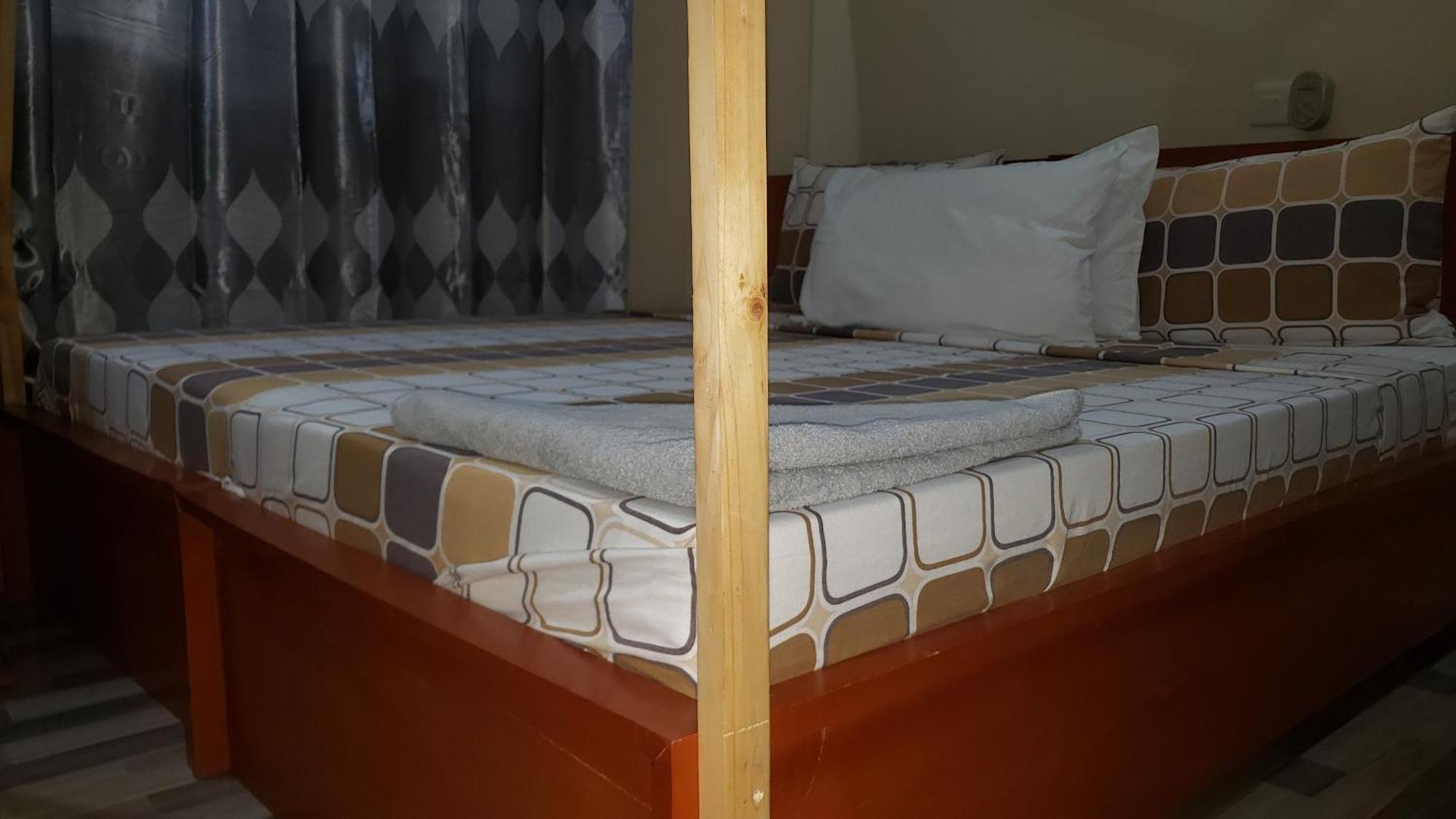 L&J Modern Backpackers Bnb Дар-эс-Саламе Экстерьер фото