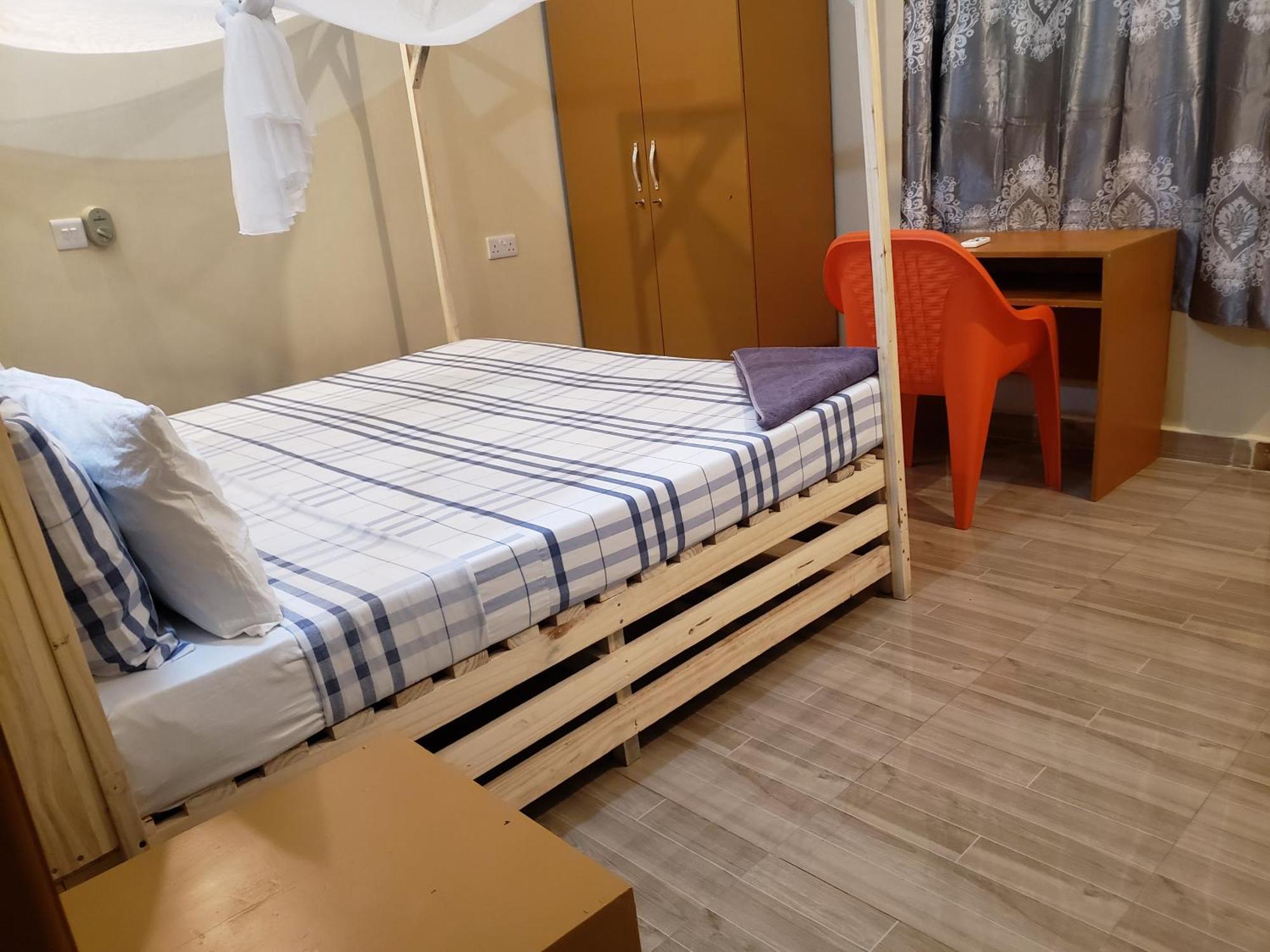 L&J Modern Backpackers Bnb Дар-эс-Саламе Экстерьер фото